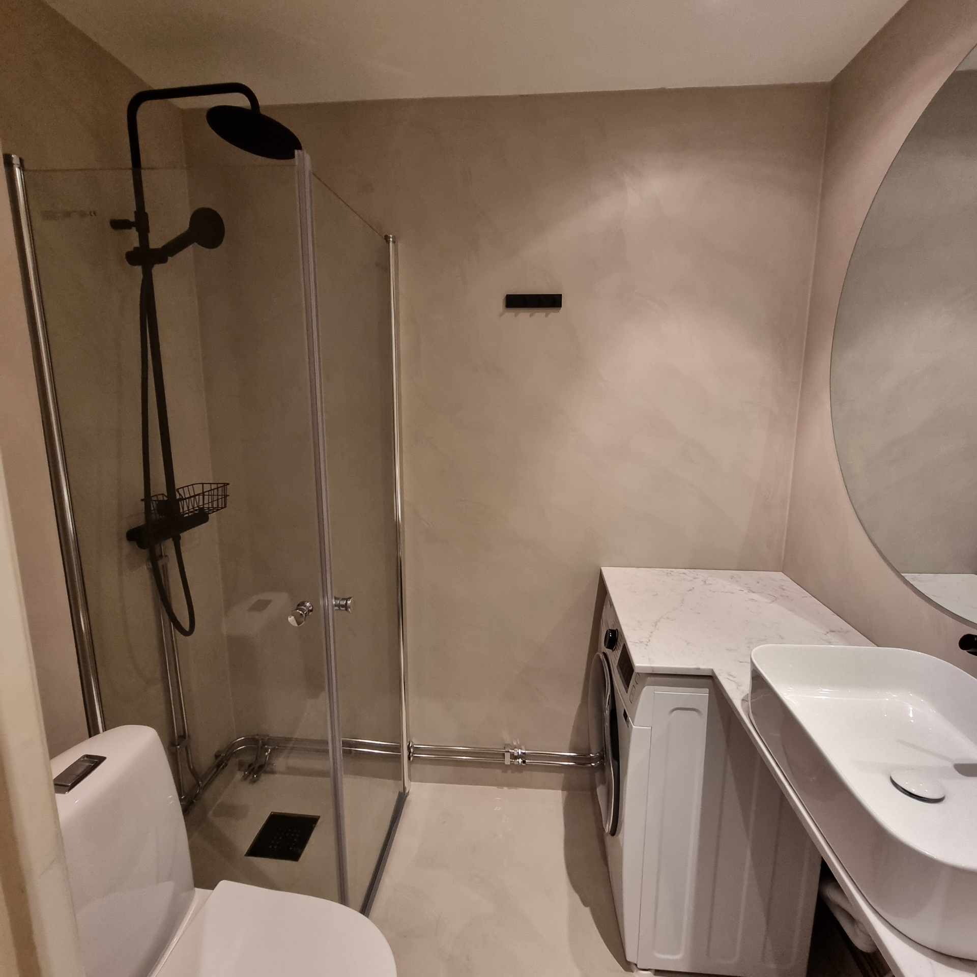 Badrum efter renovering med microcement