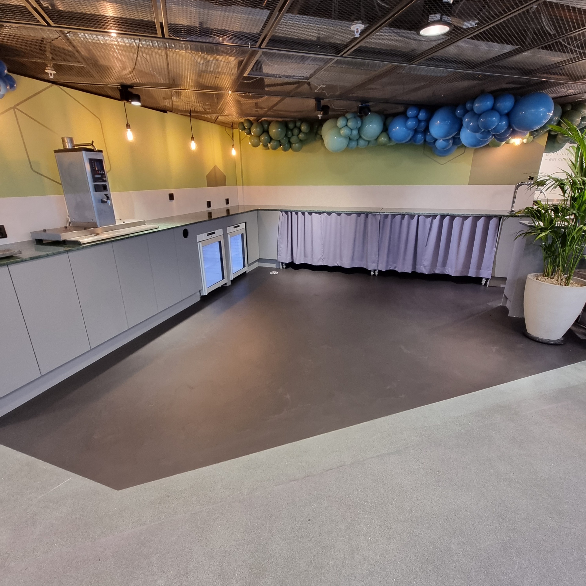 Microcement Epicenter Stockholm — bar och golv — bild 2