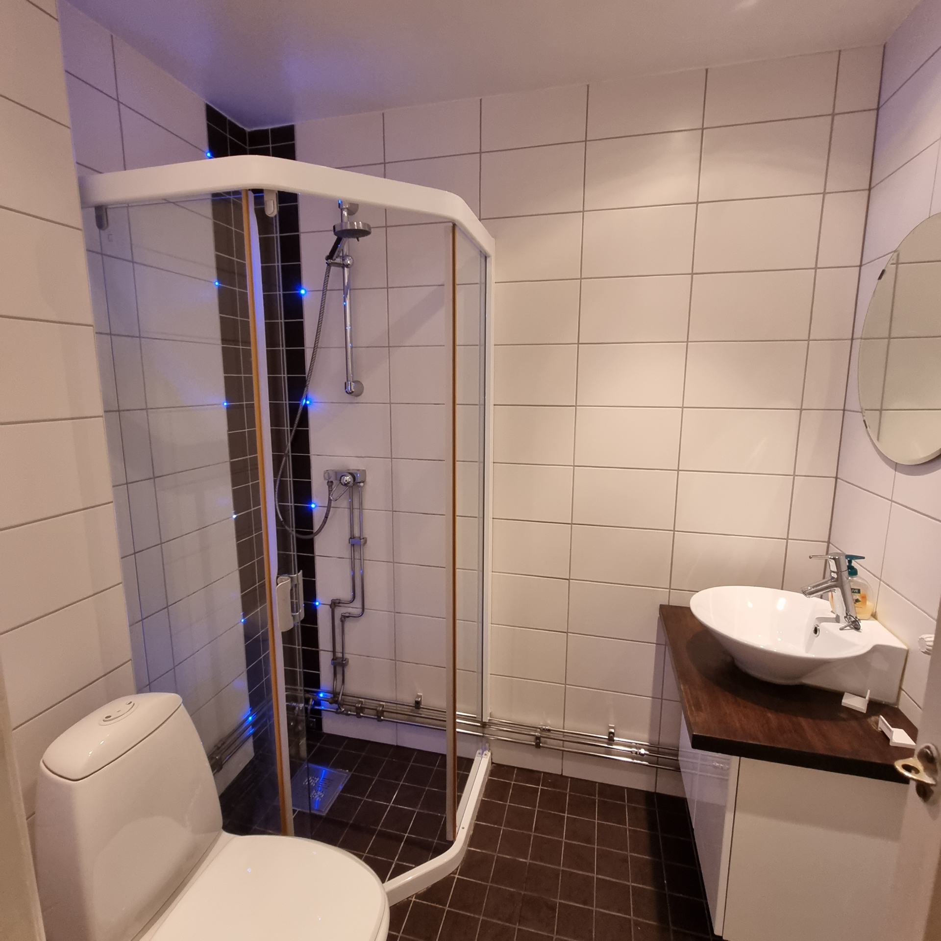 Badrum före renovering med kakel