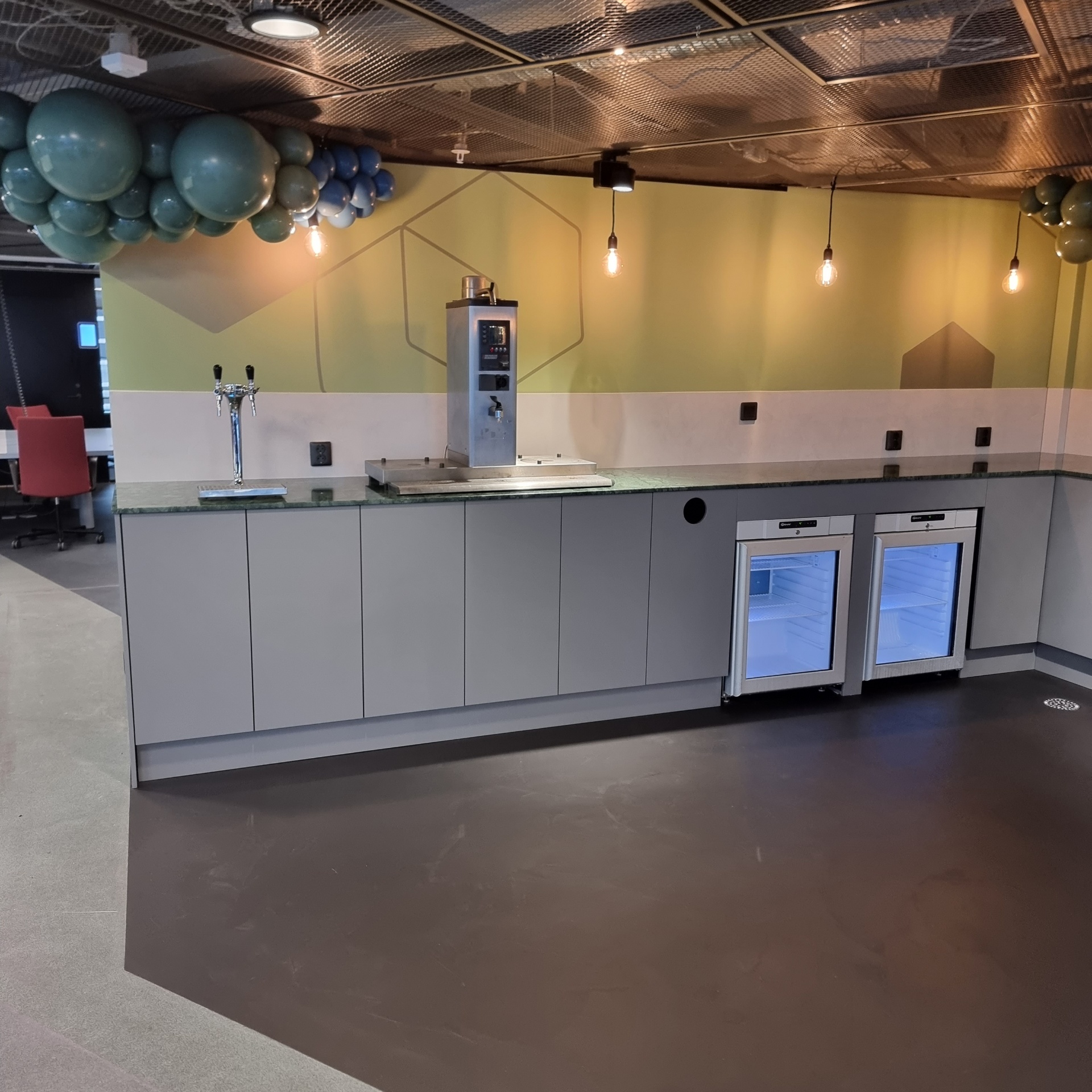 Microcement Epicenter Stockholm — bar och golv — bild 3
