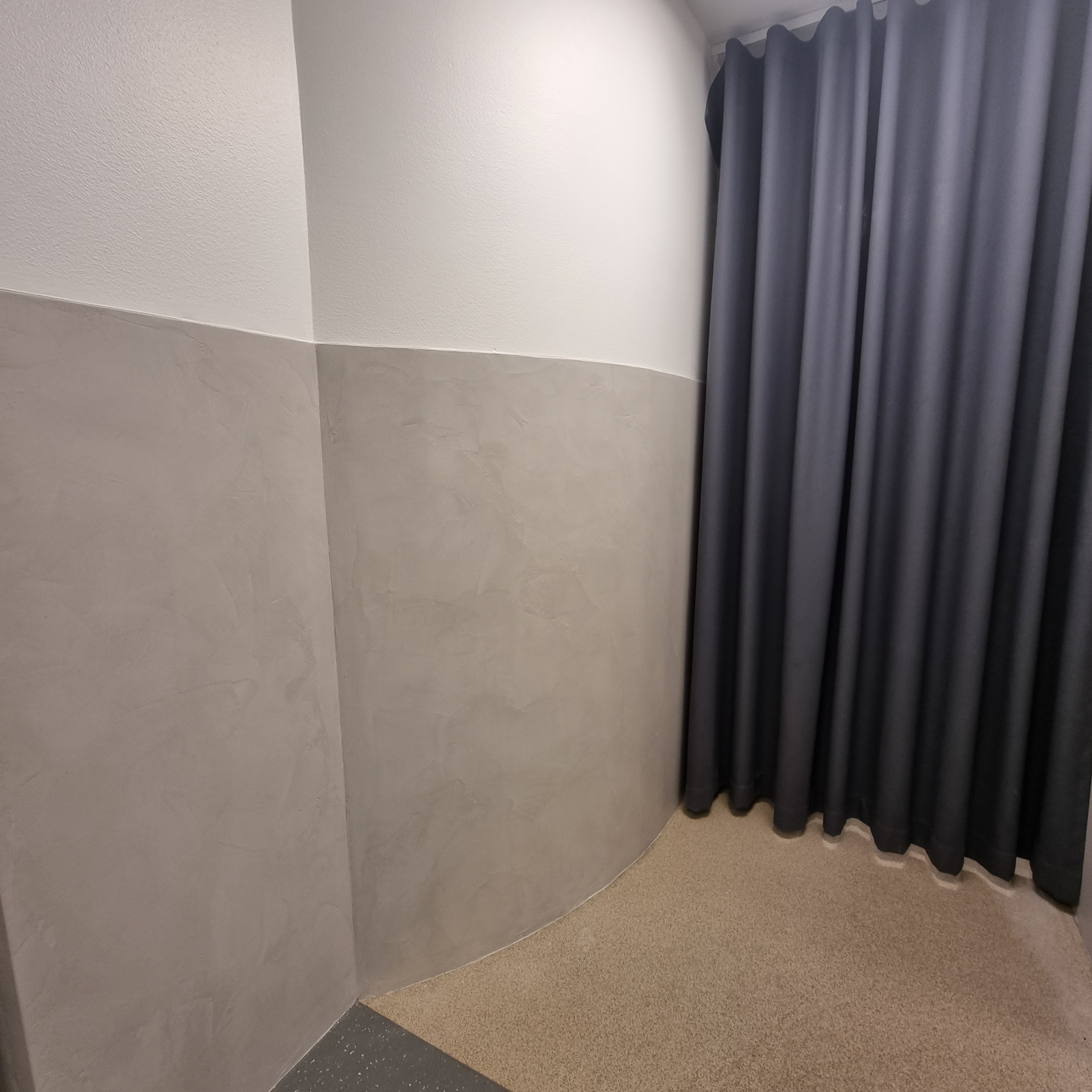 Microcement Epicenter Stockholm — bar och golv — bild 5