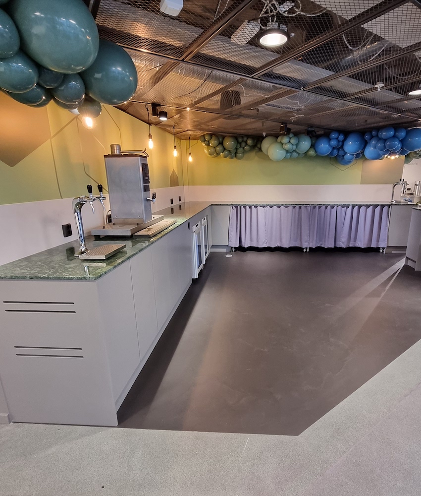 Microcement Epicenter Stockholm — bar och golv